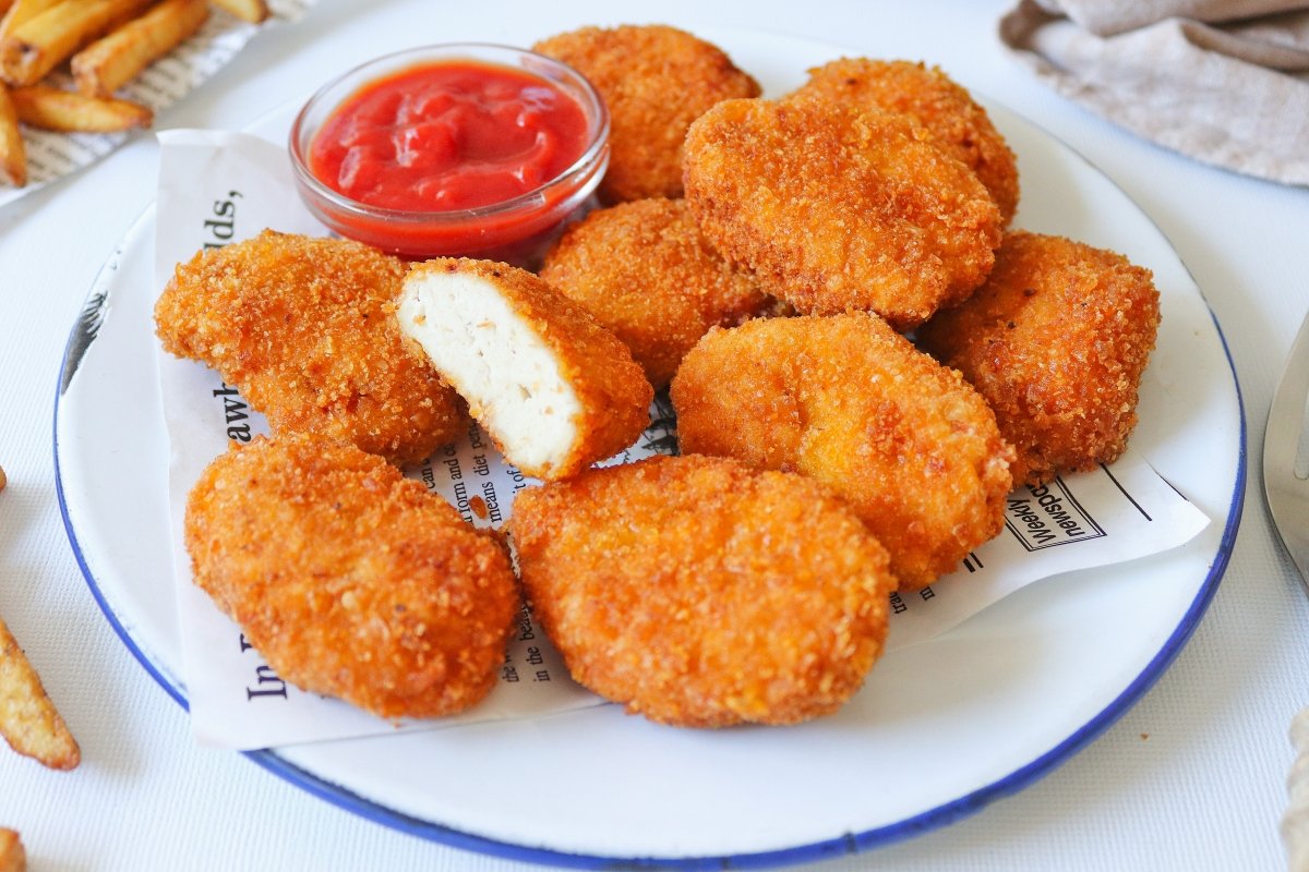 Un inmigrante ilegal con antecedentes evita su deportación tras argumentar que a su hijo le gustan los nuggets de pollo británicos