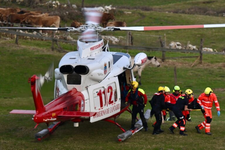 Cuatro muertos y dos desaparecidos al hundirse una pasarela en El Bocal de Santander