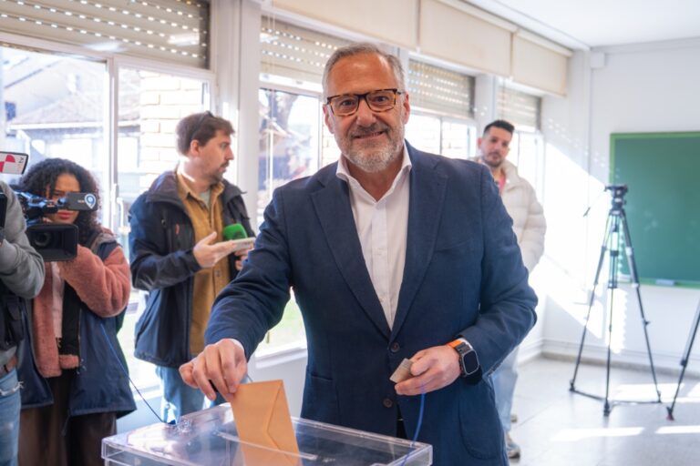 Carlos Pollán (VOX), tras votar en Carbajal de la Legua (León): «Es el día de la esperanza de toda la gente que quiere que haya un cambio de políticas en Castilla y León»