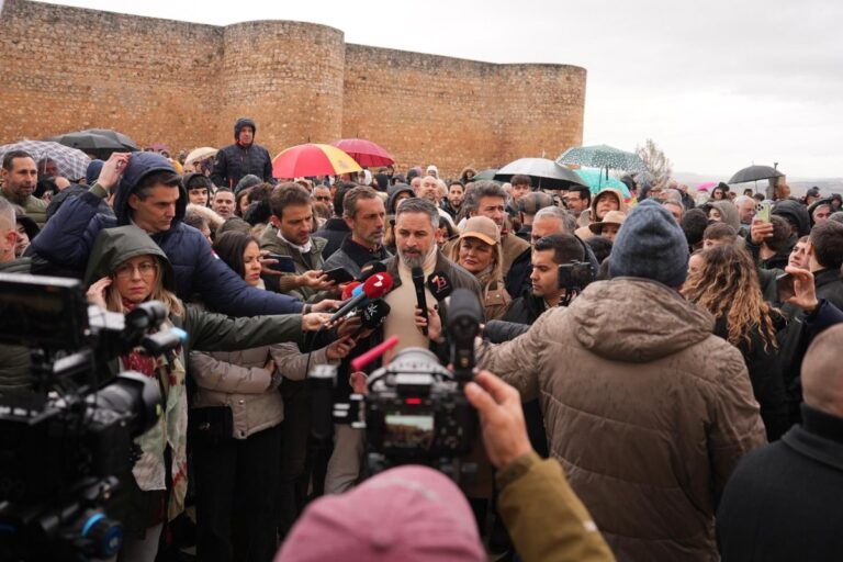 Santiago Abascal reitera que España necesita políticos que den «respuestas concretas» a los problemas reales provocados por las políticas migratorias y verdes del PP y el PSOE