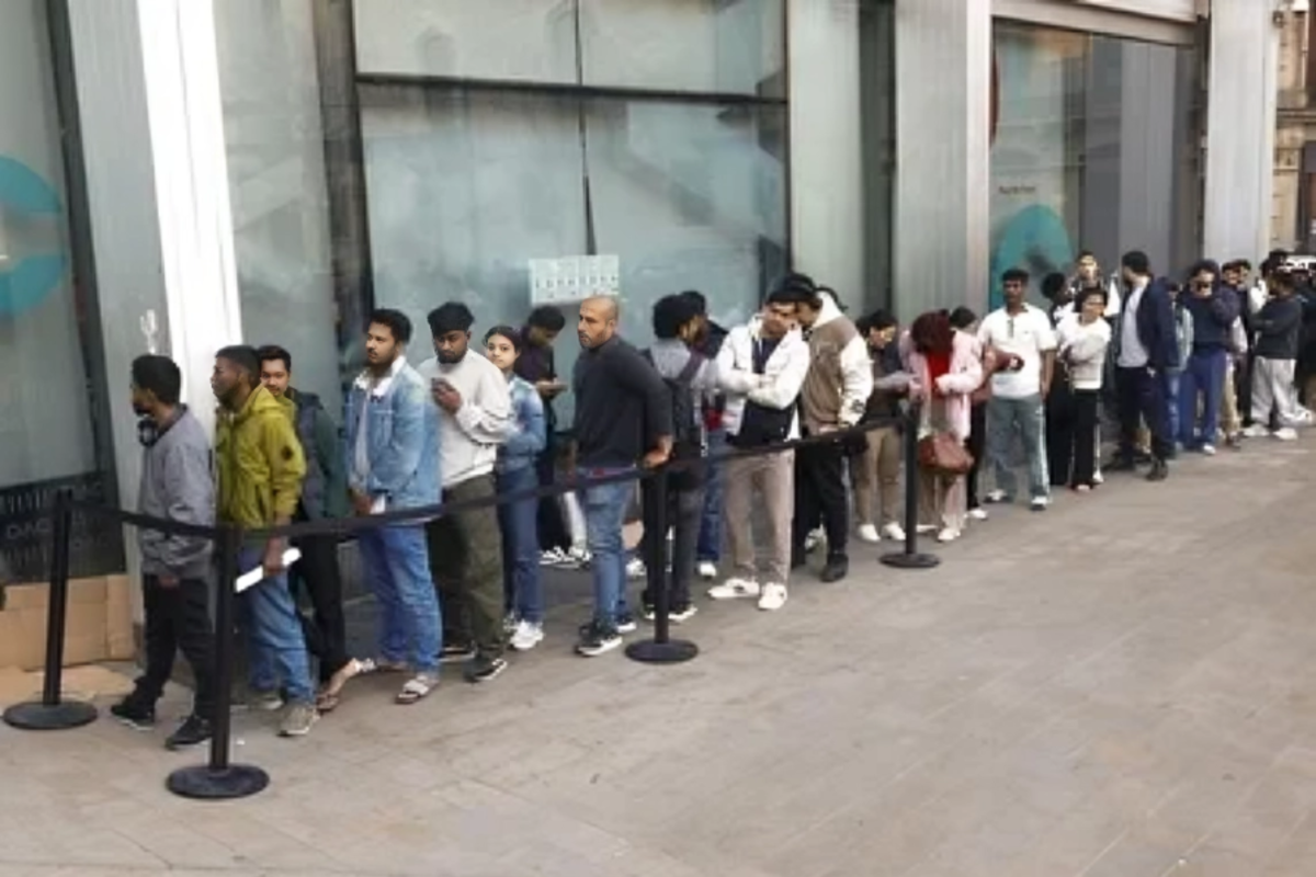 El Ayuntamiento de Madrid solicita asistencia médica ante el colapso y la inseguridad causada por las colas de ilegales: «Esto es un puto caos»