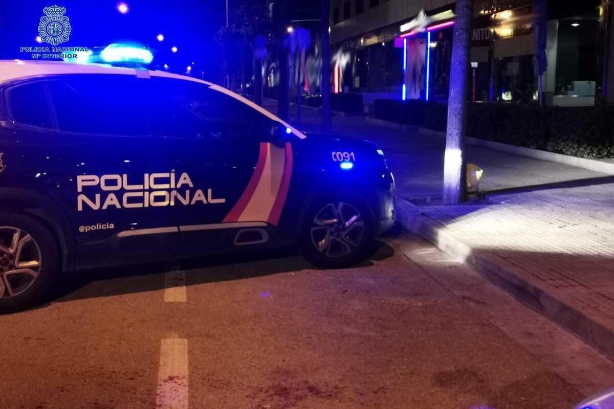 Un inmigrante argelino agrede y arrastra a una mujer por el suelo para robarle el móvil en Palma tras pedirle un cigarrillo