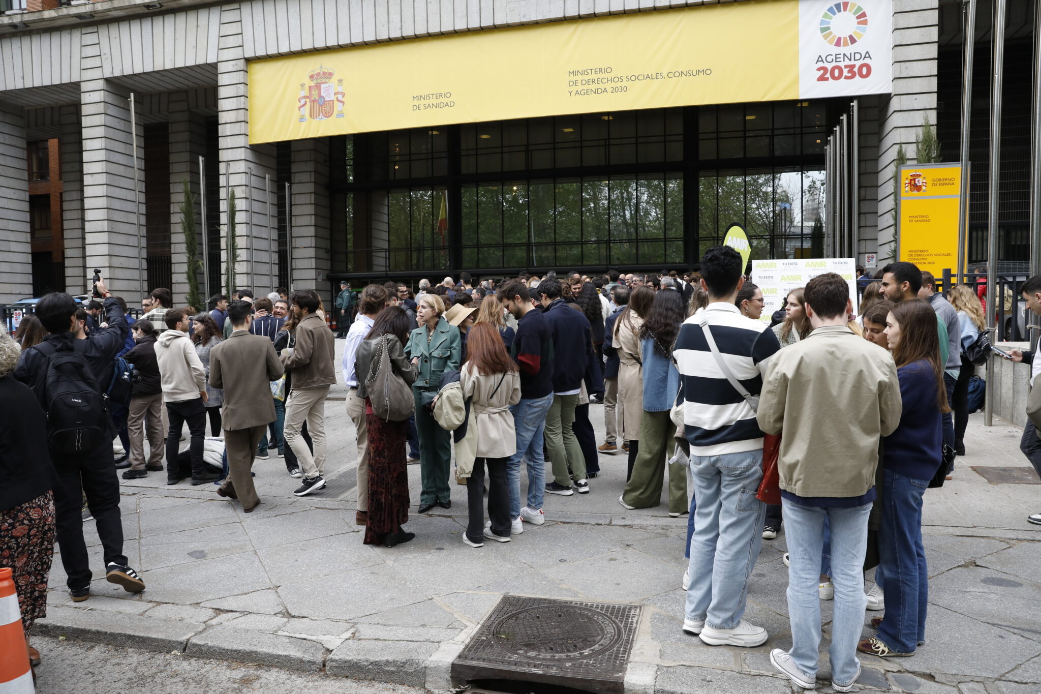El Gobierno condena a los jóvenes sanitarios españoles: el aluvión de 30.303 médicos extranjeros colapsará el MIR 2027