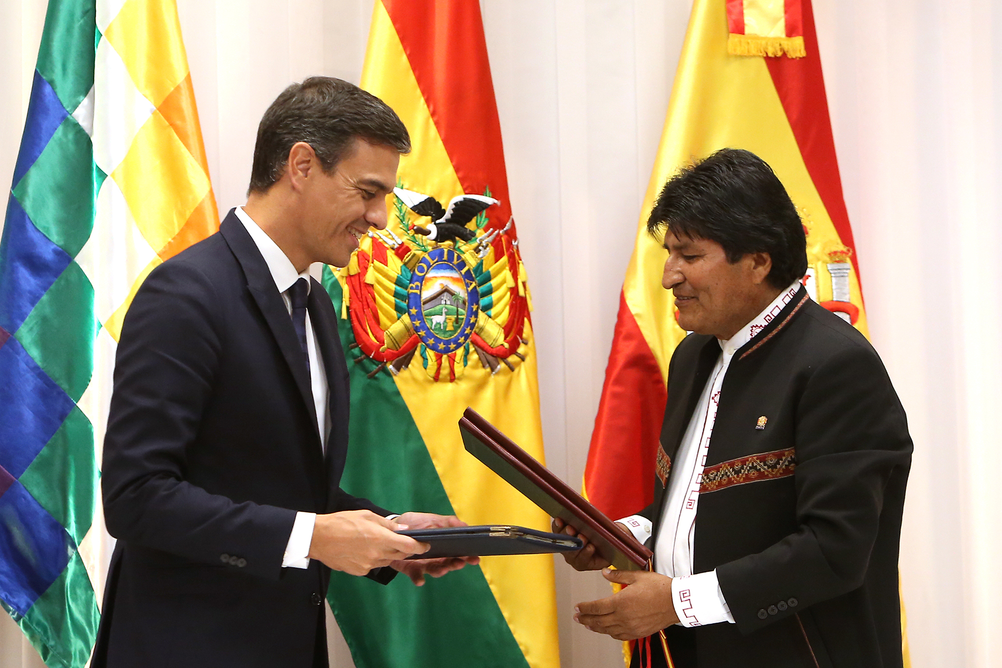 El Gobierno de Sánchez destina 400.000 euros de los españoles a «voces y derechos en el espacio cívico digital» boliviano