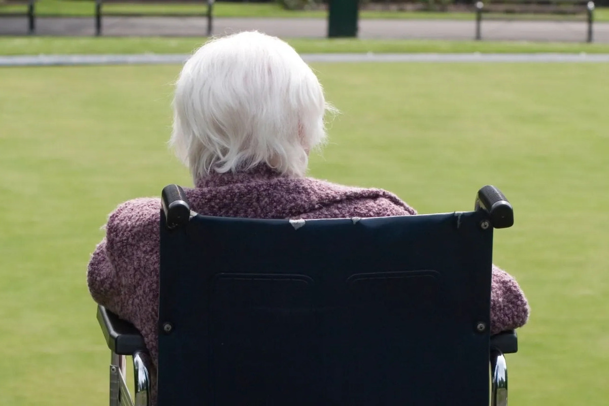 La Generalidad de Cataluña le niega la dependencia a una mujer de 96 años sorda y ciega mientras fleta vuelos cargados de pacientes extranjeros