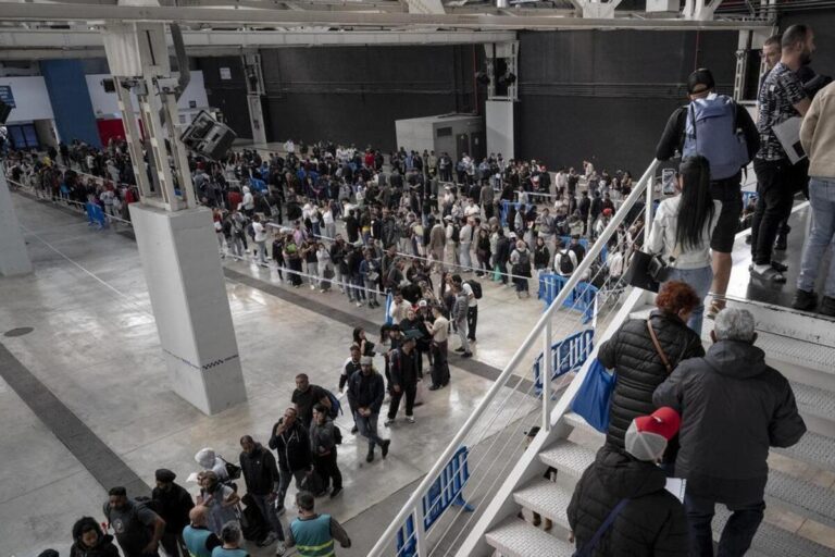 Un excomisario jefe de Inmigración desvela que el Gobierno de Sánchez pretende regularizar a seis millones de inmigrantes ilegales
