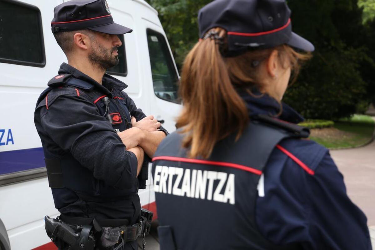 Un inmigrante magrebí rompe los dientes y lesiona un ojo a un hombre al que asaltó en su portal de Bilbao para robarle el móvil