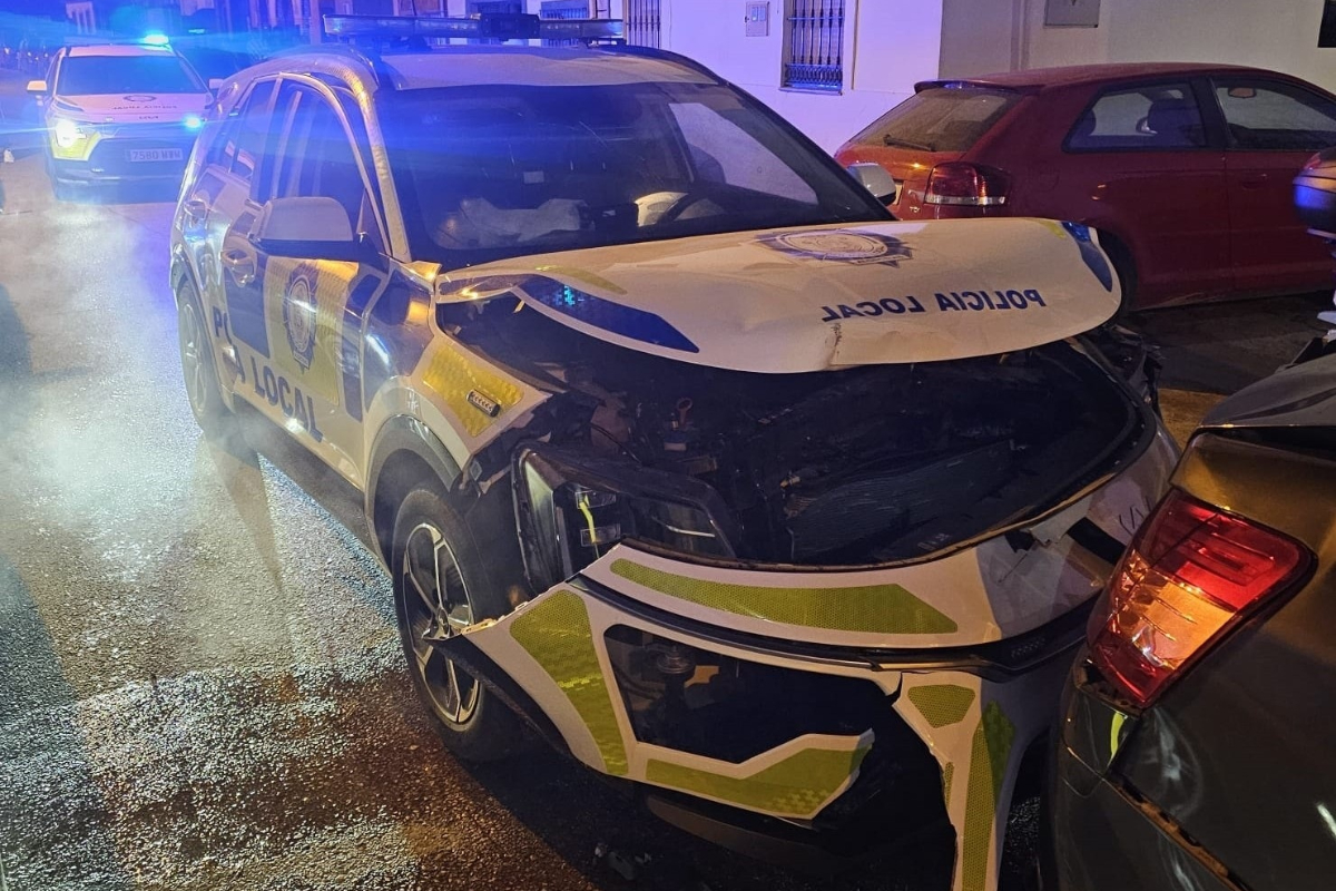Heridos dos policías de Algeciras tras embestir su coche contra ellos un hombre que carecía de permiso de conducción y transportaba drogas