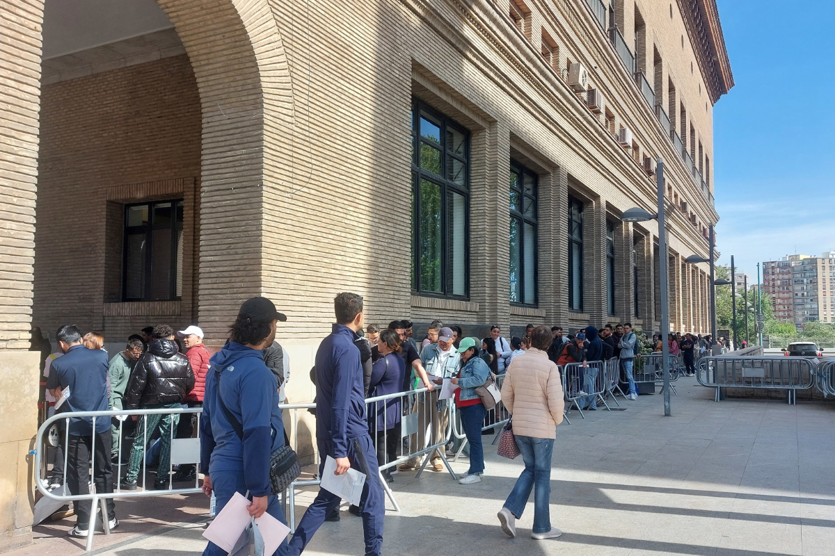 El número de inmigrantes mayores de 65 años que han obtenido residencia en España por la vía del arraigo familiar crece casi un 3.500% en tres años