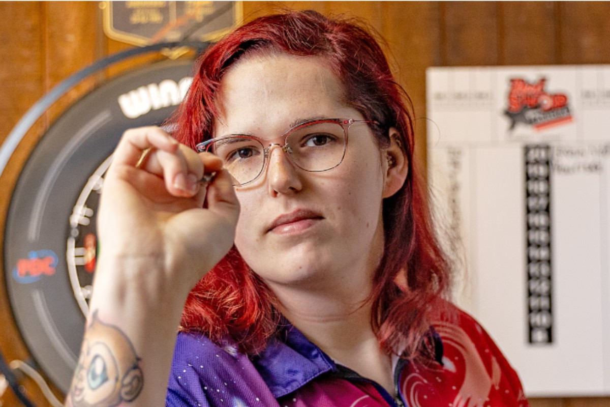 El organismo regulador de los dardos profesionales prohíbe que las personas trans participen en competiciones femeninas