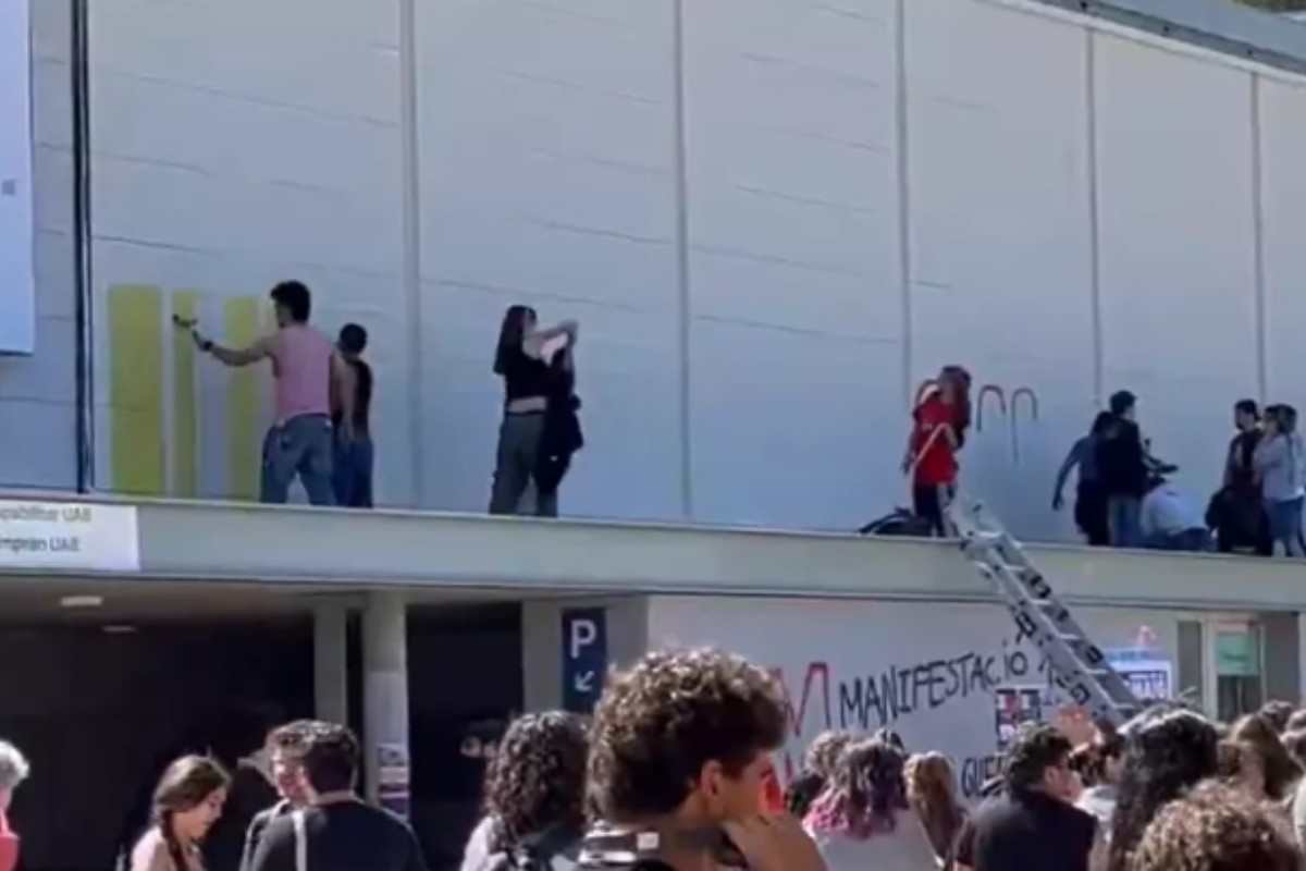Estudiantes separatistas desafían a la Justicia y repintan un mural por la «independencia, el socialismo y el feminismo» en la UAB