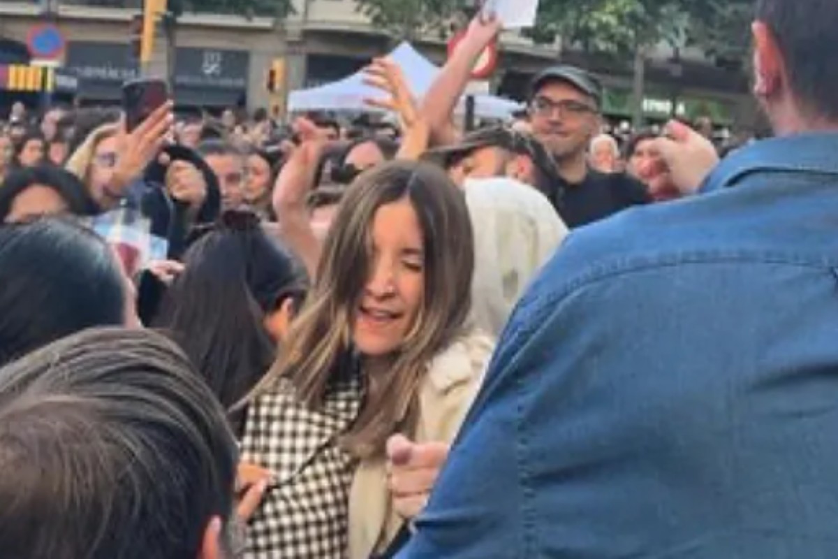 Izquierdistas y separatistas agreden a la portavoz de Juventud de VOX y diputada en el Parlament, Júlia Calvet, durante un ataque a una carpa de VOX
