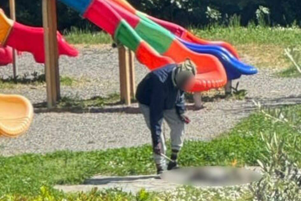 Un inmigrante nigeriano fue fotografiado matando a un gato e intentando cocinarlo frente a un parque infantil en Italia