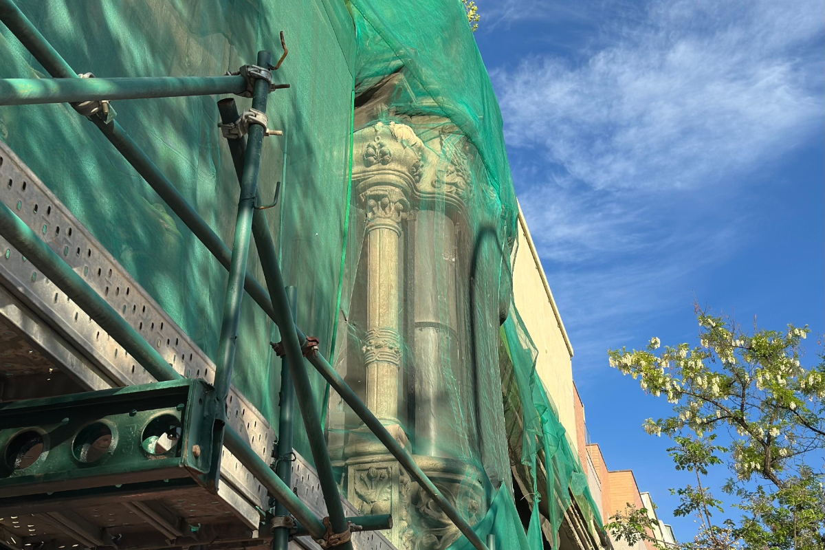 El patrimonio municipal madrileño en peligro: un edificio modernista único en Puente de Vallecas, en un estado «deplorable» tras más de 15 años abandonado