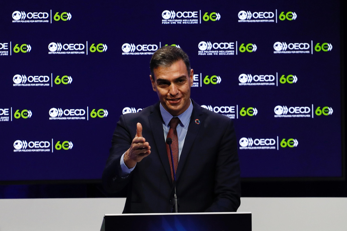 La OCDE alerta: el Gobierno de Sánchez castiga el empleo con impuestos excesivos y propone subir el IVA y reducir ayudas para reactivarlo