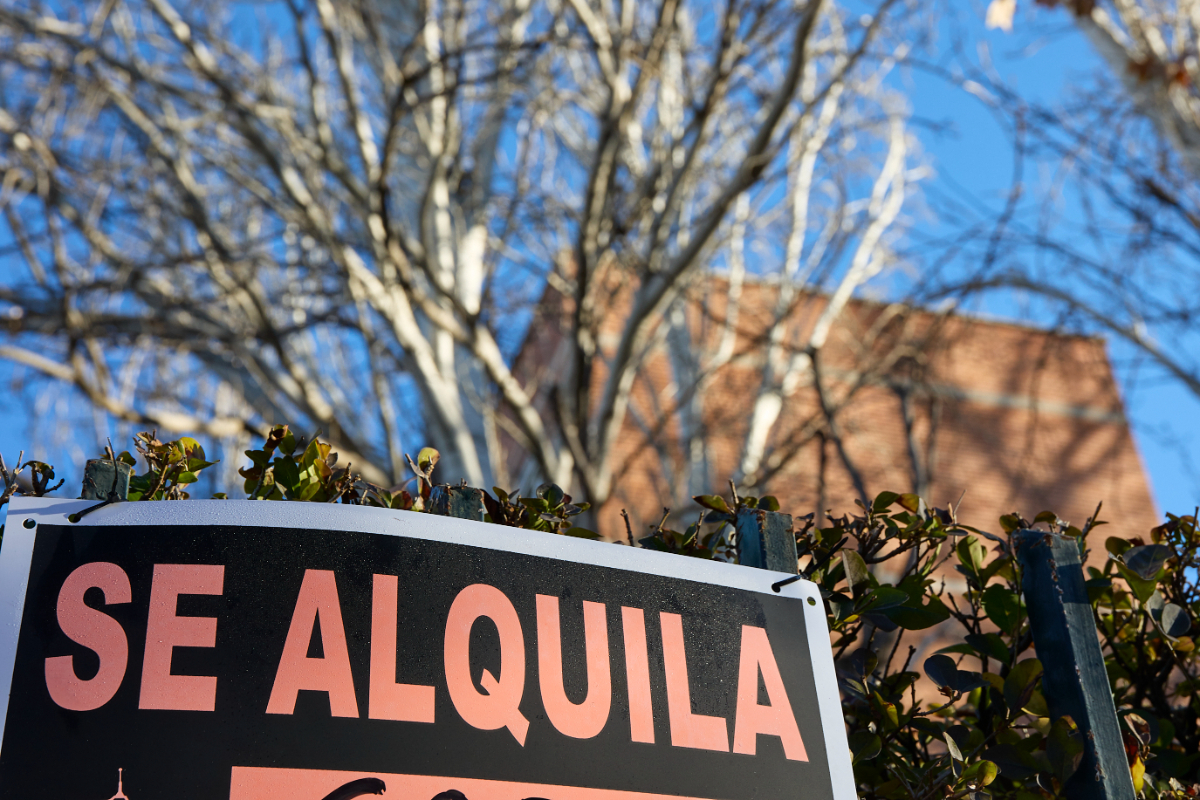 El veto a los pisos turísticos fracasa: el alquiler permanente cae en 26.000 viviendas en 2025