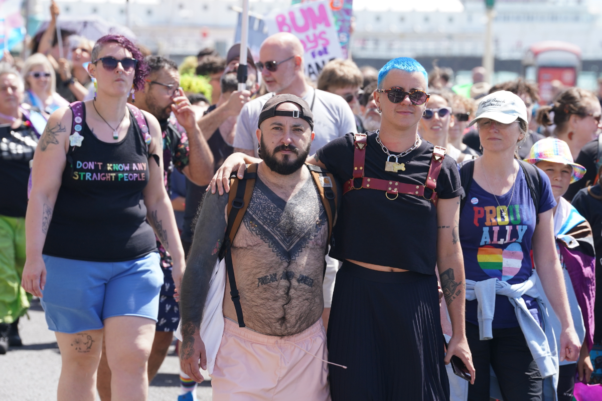 Cerca de 400 organismos públicos en Reino Unido ignoran la ley y permiten a hombres trans usar espacios exclusivos para mujeres