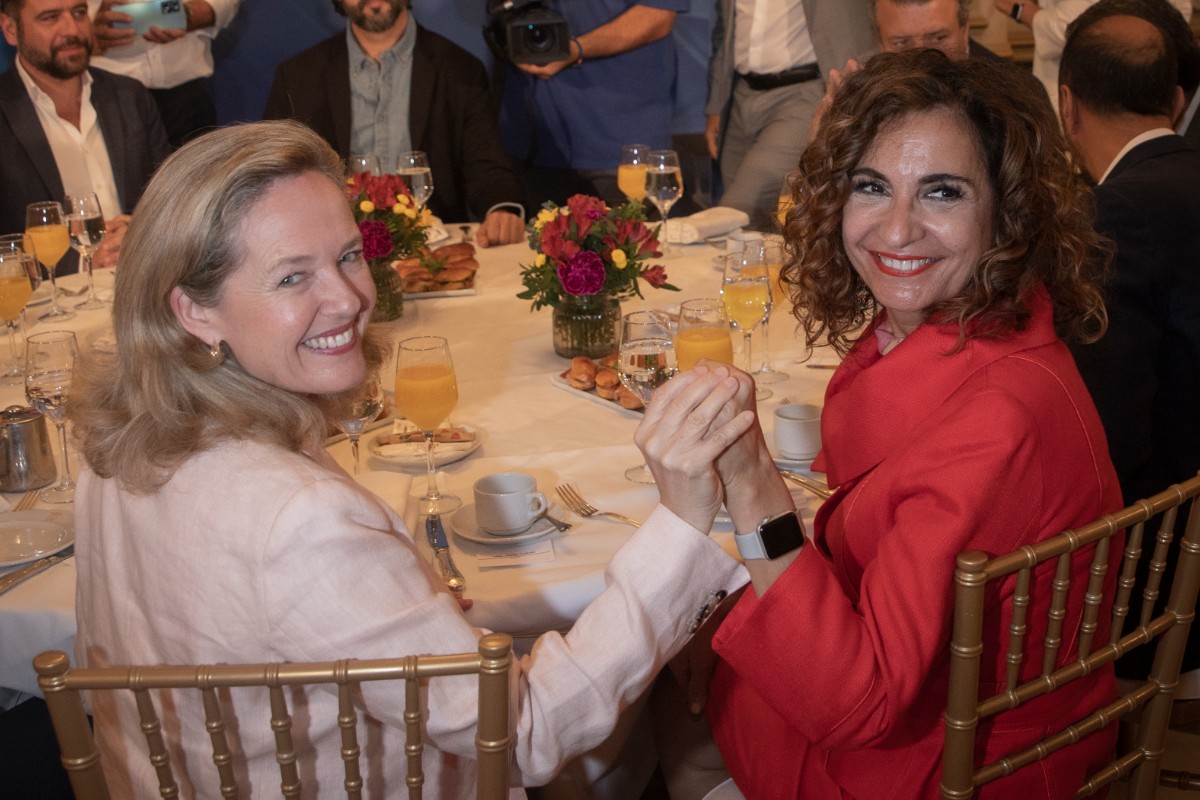 Mensajes de José Luis Ábalos señalan a María Jesús Montero y a Nadia Calviño en el rescate de la aerolínea Plus Ultra