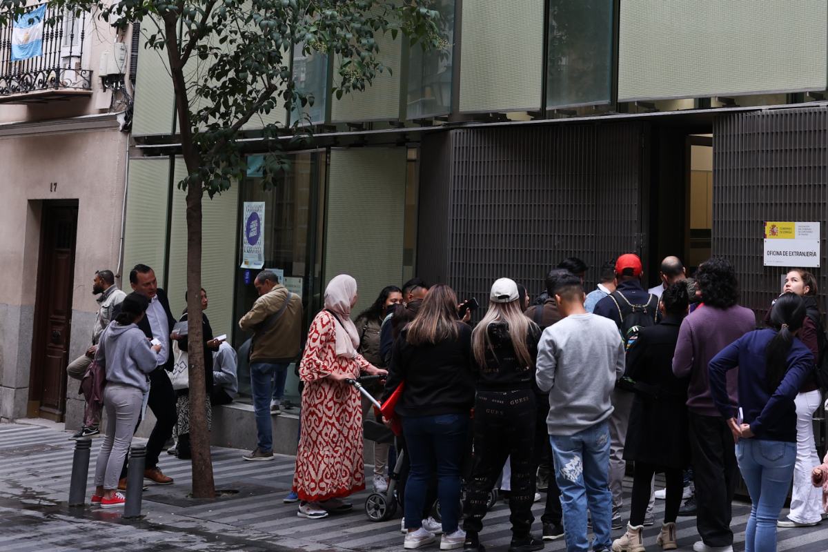 Extranjería amenaza con huelga indefinida ante el colapso por la regularización de inmigrantes ilegales