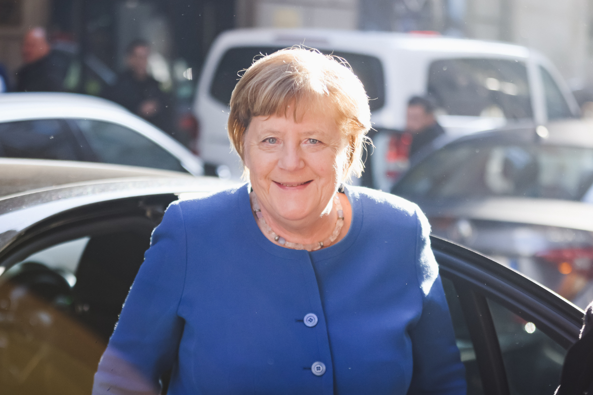 Los contribuyentes alemanes gastan millones en mantener a los excancilleres Merkel y Schröder: 17 empleados y sueldos de más de 11.000 euros al mes