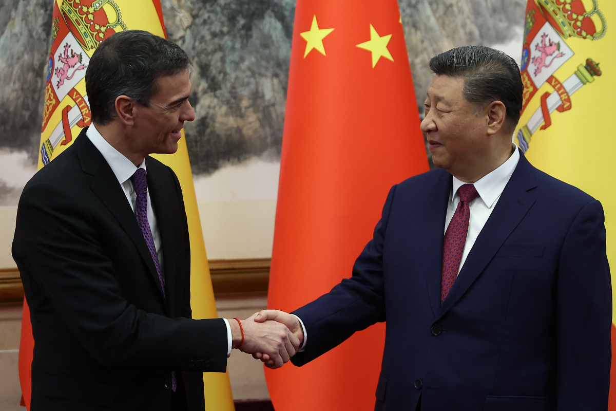 Un informe de un ‘think tank’ europeo alerta de que el Gobierno de Sánchez se alinea con los métodos de China para favorecer el acceso a los chats privados