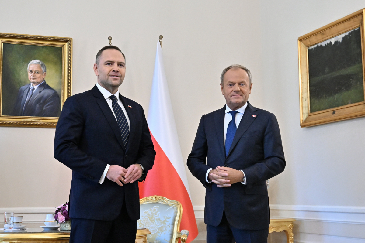 El Gobierno globalista de Tusk en Polonia intensifica la persecución y ordena investigar «penalmente» a asesores del presidente patriota Nawrocki