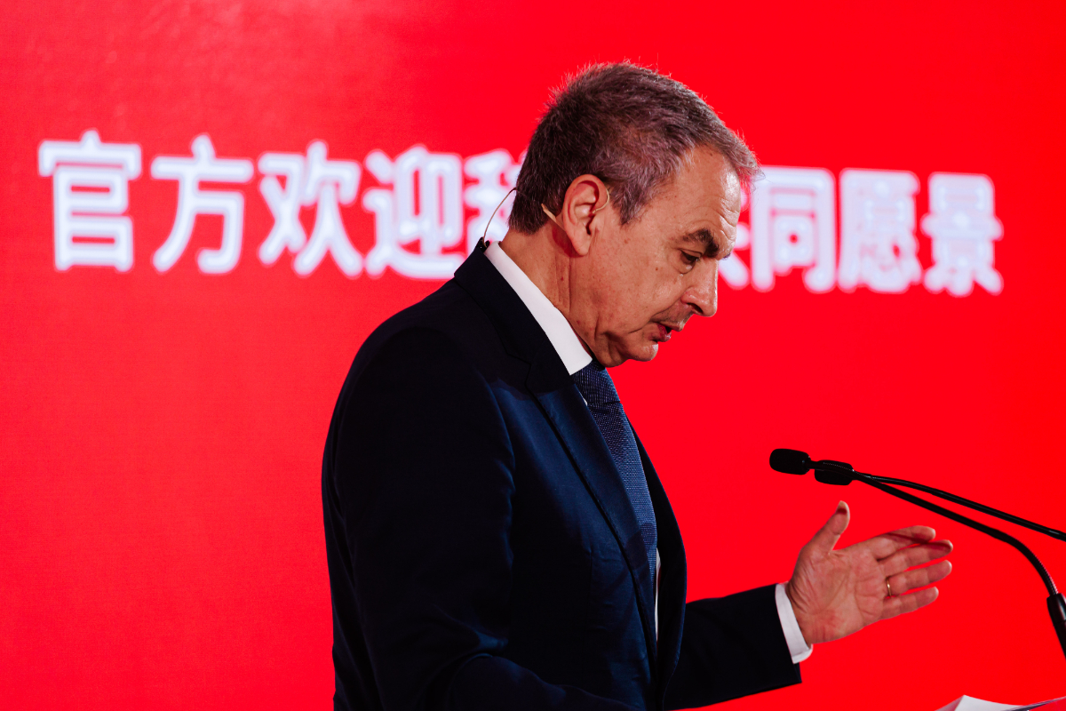 Dos empresas chinas ligadas a Zapatero han recibido 550 millones del Gobierno de Sánchez en contratos públicos