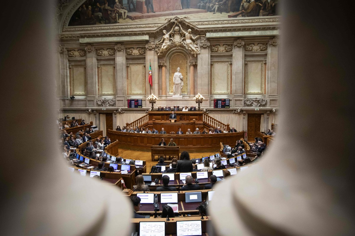 El Parlamento de Portugal prohíbe con el apoyo de CHEGA el izado de banderas ideológicas en edificios públicos, incluida la LGBTI