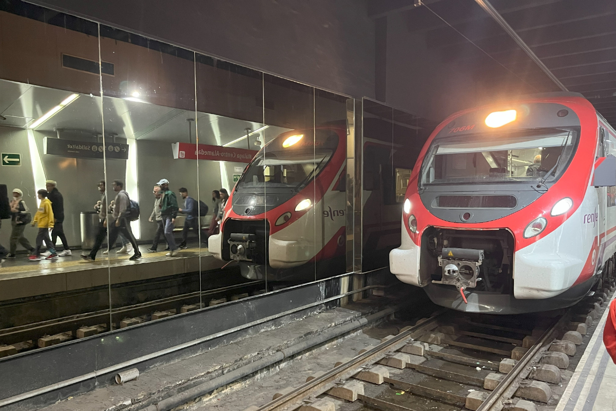 Dos marroquíes acosan y amenazan a una joven trans en un Cercanías en Málaga: «En nuestro país no irías así por la calle»