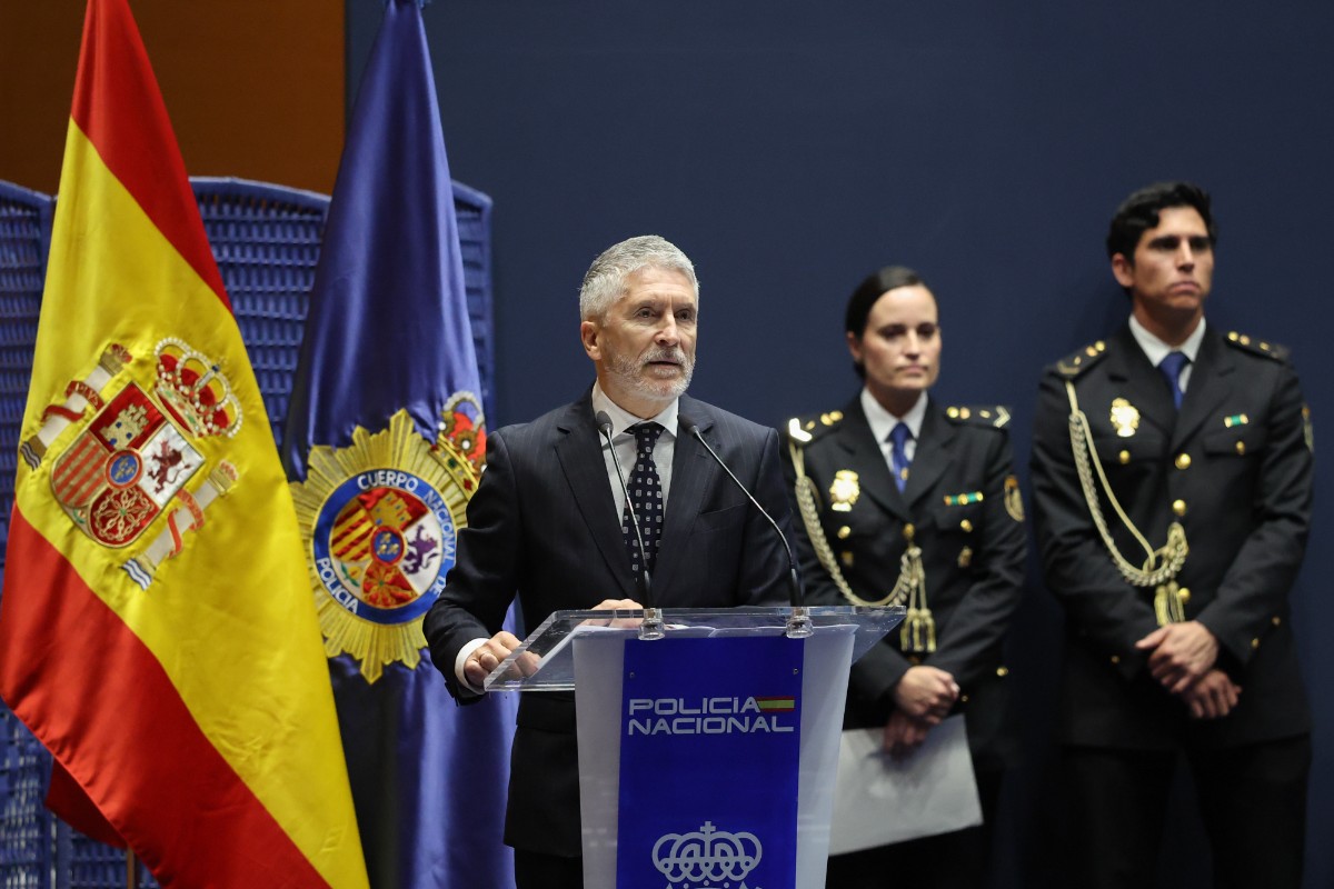 Marlaska reparte a dedo plazas en embajadas en el extranjero con sueldos de hasta 29.000 euros al mes