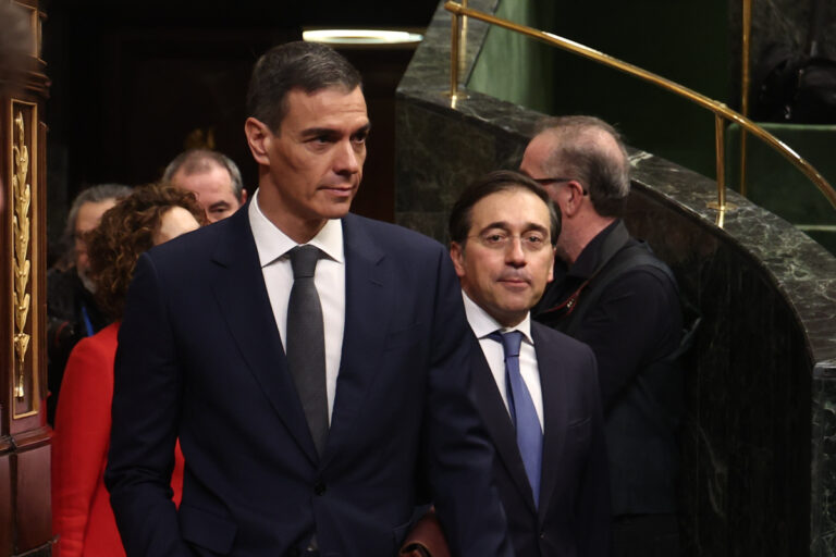 Otra cesión a los separatistas: el Gobierno amenaza a la UE con vetar la ampliación hasta que catalán, euskera y gallego sean oficiales