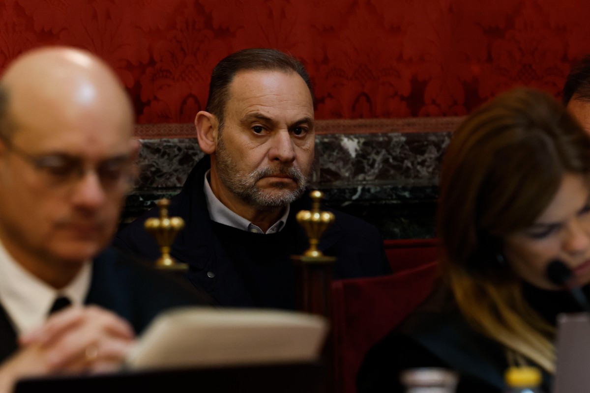 Ábalos se sienta en el banquillo desde este martes en un juicio que amenaza con arrastrar al PSOE