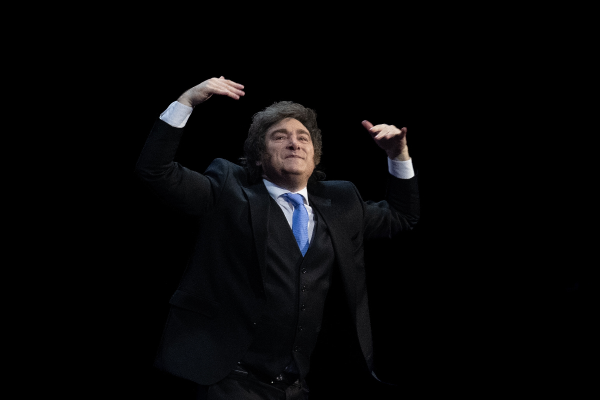 Una encuesta sitúa a Milei con un 42% y 20 puntos de ventaja sobre el peronismo de cara a las elecciones de 2027 en Argentina