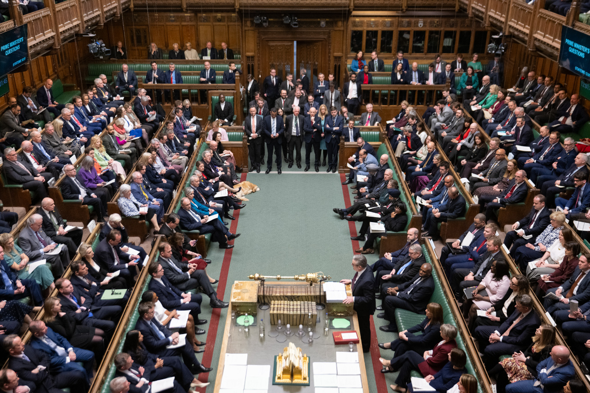 El Parlamento de Reino Unido aprueba prohibir fumar de por vida a los nacidos después de 2008