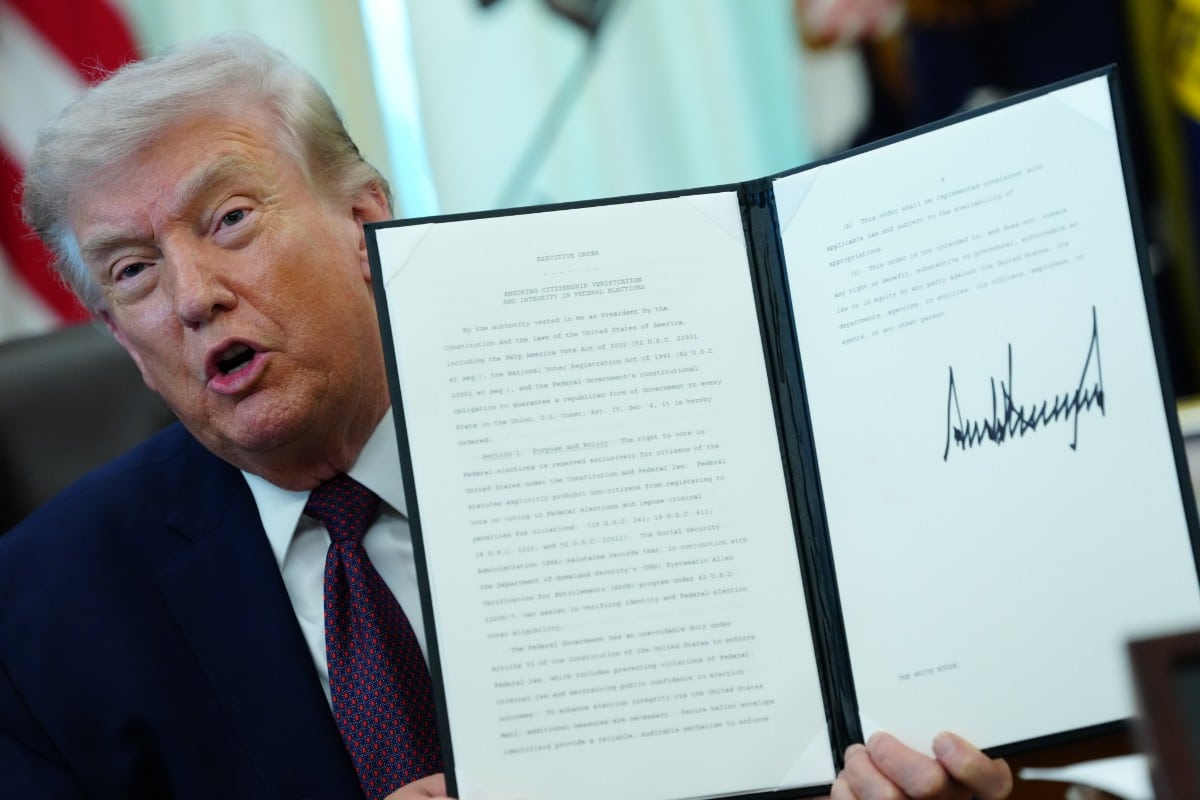 Donald Trump firma una ley que limitará el voto por correo para blindar las elecciones en los Estados Unidos