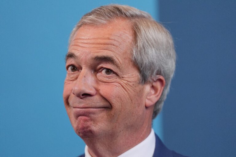 El patriota Nigel Farage abre negociaciones con El Salvador para expulsar a los 10.000 presos extranjeros de Reino Unido si llega al gobierno