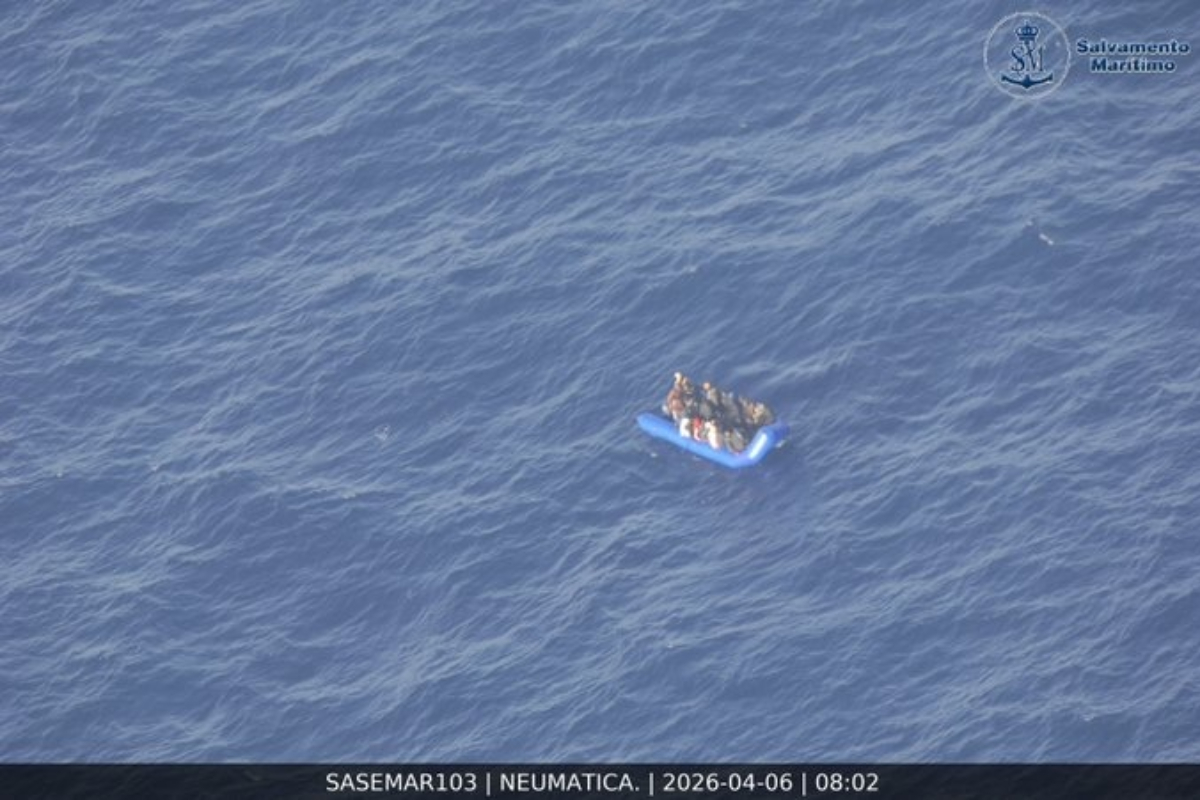 Continúa la invasión: interceptada otra neumática con 37 inmigrantes ilegales frente a Lanzarote tras salir de Marruecos