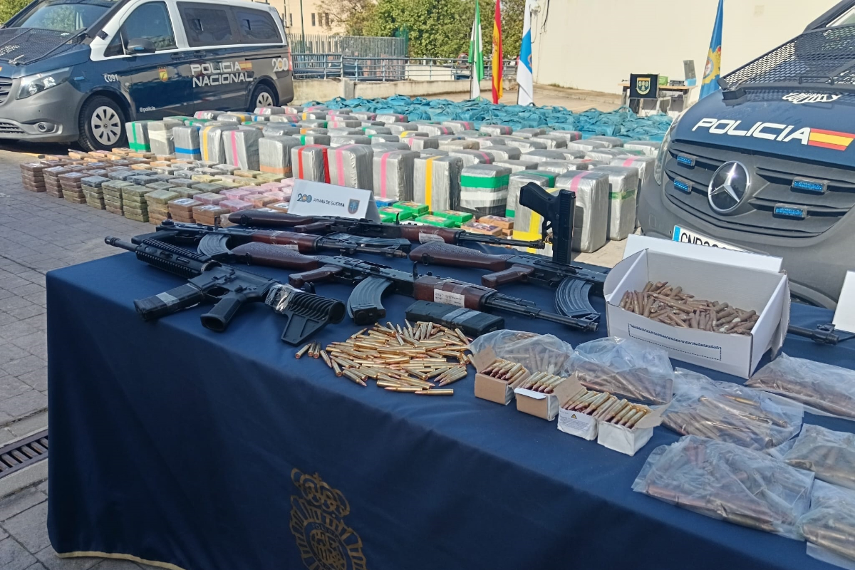 Golpe al narcotráfico en Huelva: desmantelan una red con 5 toneladas de cocaína, armas de guerra y diez detenidos, cinco de ellos extranjeros
