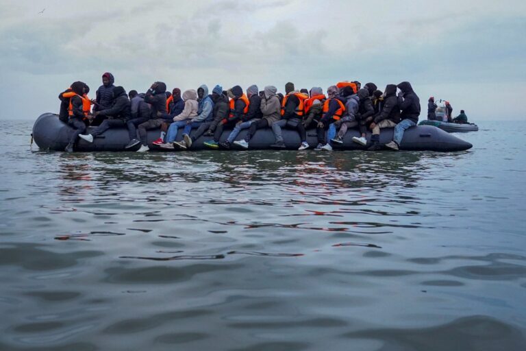Un periodista británico que destapó a las mafias migratorias tuvo que huir de su casa con su mujer embarazada tras recibir una amenaza de muerte
