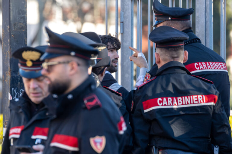 Ocho inmigrantes magrebíes destrozan varios vehículos, y apalean y patean a un funcionario policial en Biella (Italia)