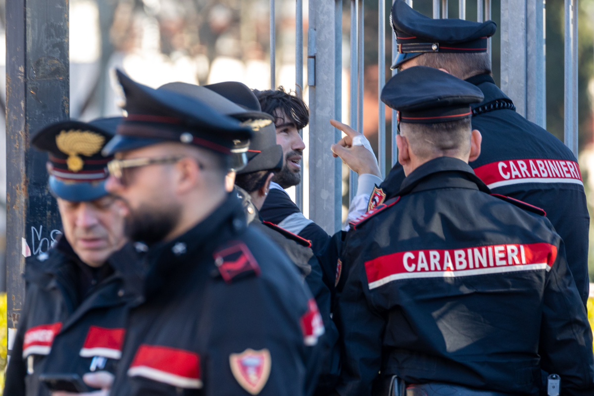 Al menos 30 rehenes en un atraco a un banco en Nápoles: los asaltantes se atrincheran tras la llegada de la Policía