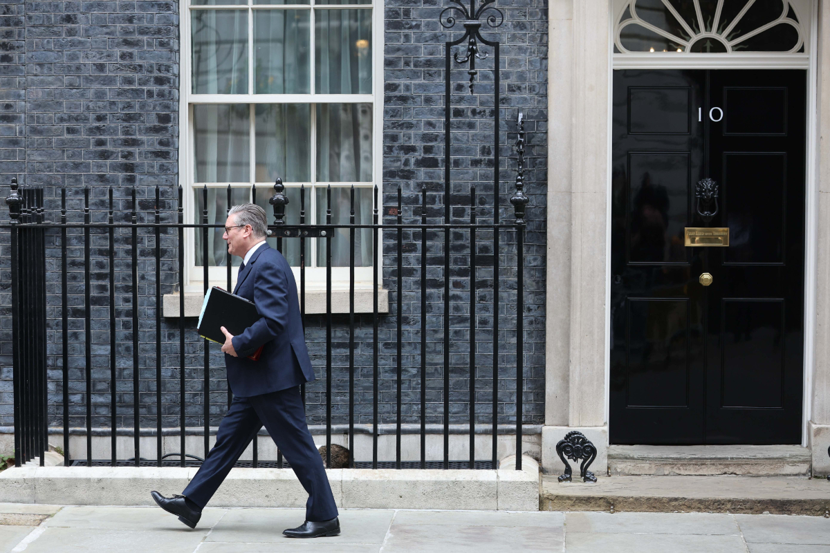 El primer ministro izquierdista de Reino Unido, Keir Starmer, contra las cuerdas: crecen las peticiones de dimisión por el escándalo Mandelson