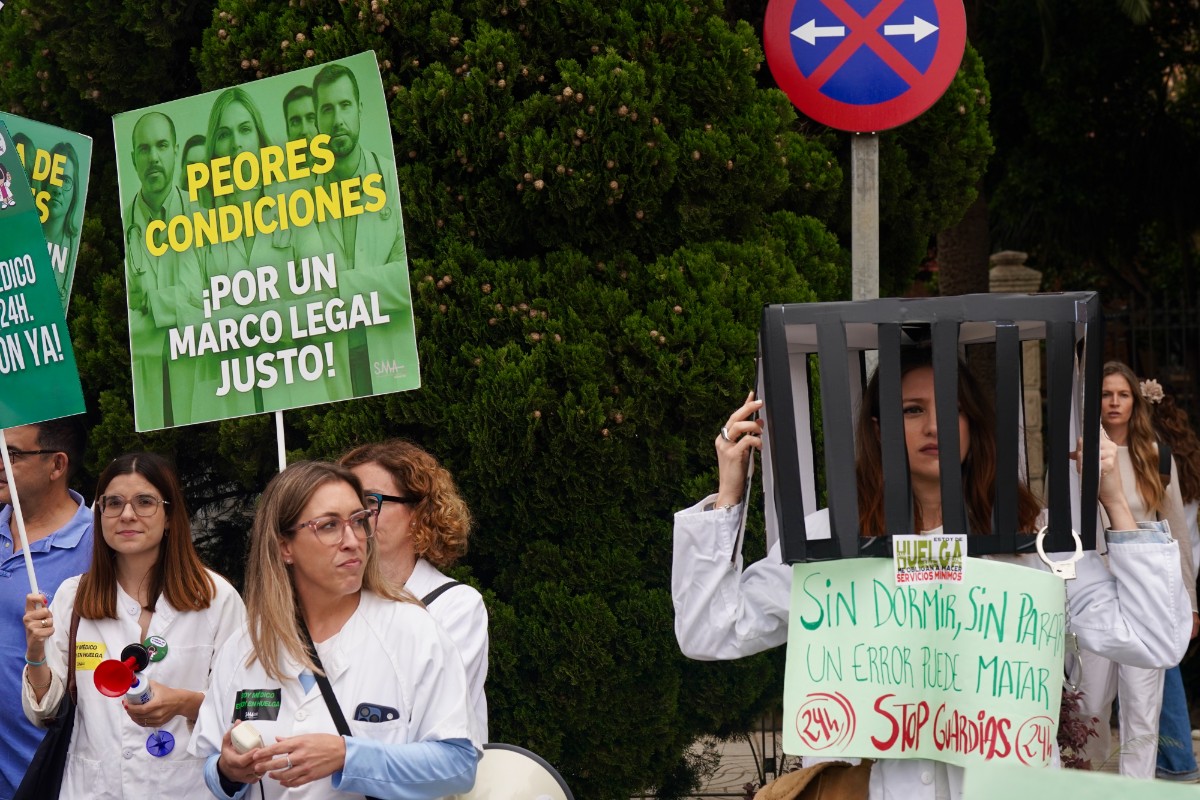 Los médicos alertan del coladero sanitario y exigen un examen obligatorio a titulados extranjeros: «El sistema español es el más permisivo de Europa occidental»