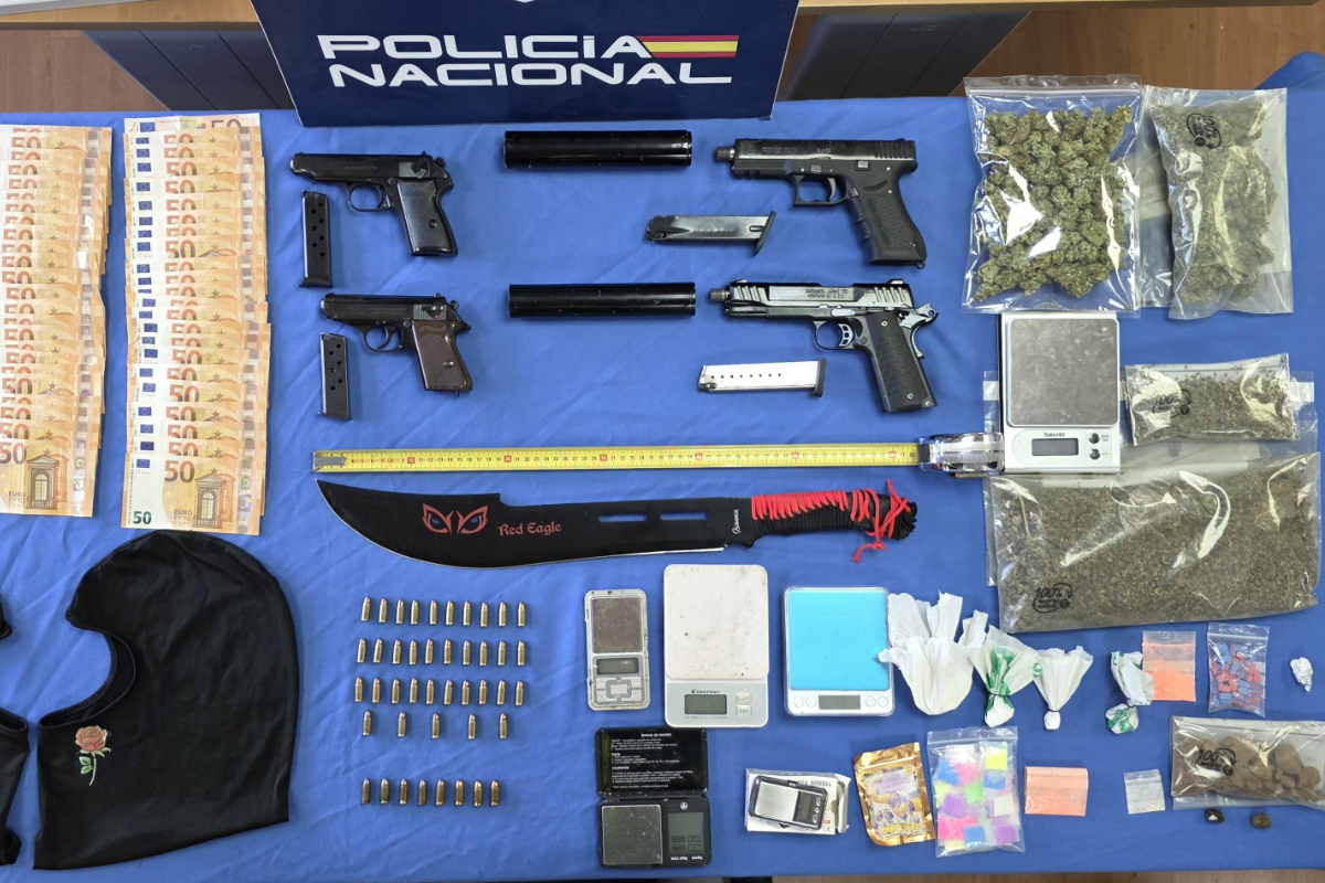 Cae en Palma un miembro de los Trinitarios de origen dominicano por narcotráfico: cuatro pistolas, silenciadores y droga incautada