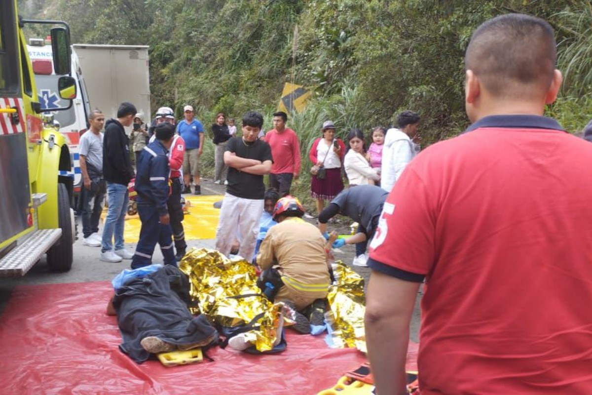 Al menos 11 muertos y 20 heridos tras desbarrancarse un autobús en el sur de Ecuador