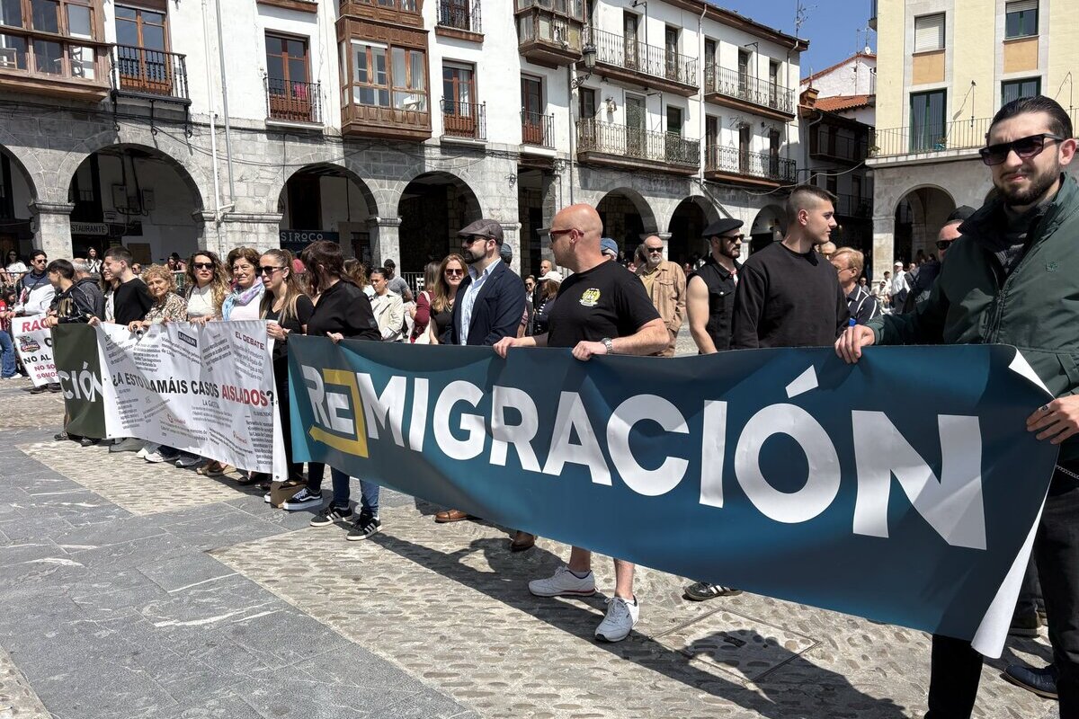 Vecinos de Castro Urdiales se concentran contra la regularización masiva de Pedro Sánchez: «Racismo es hacer negocio con los menas»