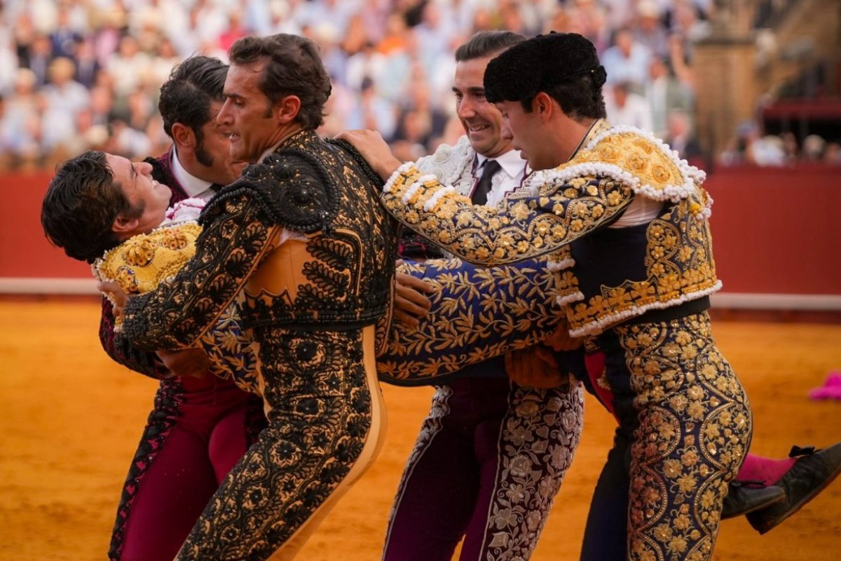 Morante de la Puebla, intervenido de emergencia tras sufrir una fuerte cornada en Sevilla