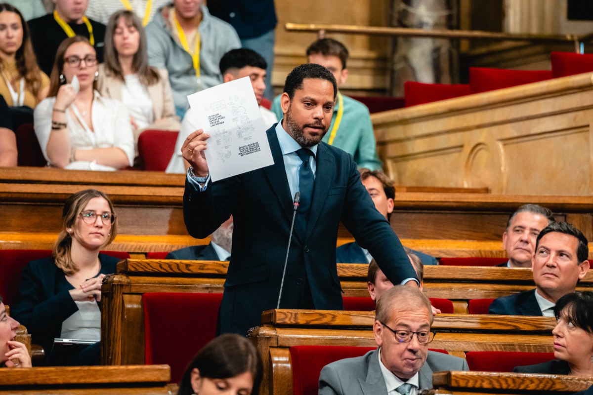 Ignacio Garriga denuncia en el Parlament la «estrategia de violencia política» contra VOX fomentada por el Partido Socialista y los separatistas