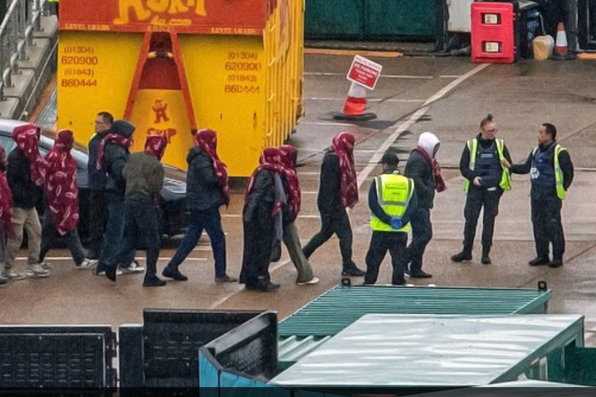 Cientos de inmigrantes ilegales llegan en las últimas horas a Gran Bretaña procedentes de Bélgica tras el incremento de los controles en el norte de Francia