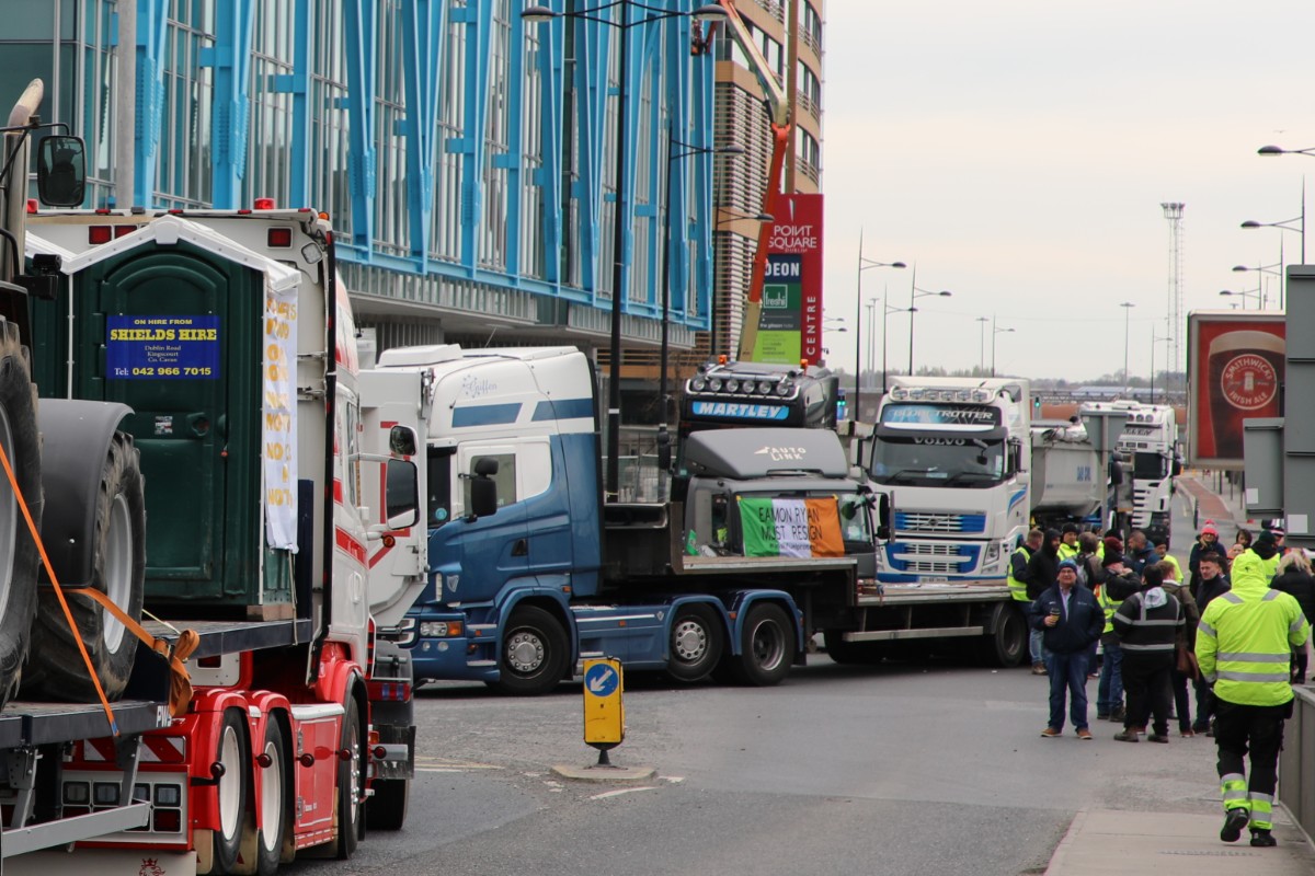 Las masivas protestas de los agricultores irlandeses fuerzan al Gobierno a anunciar rebajas fiscales sobre los combustibles